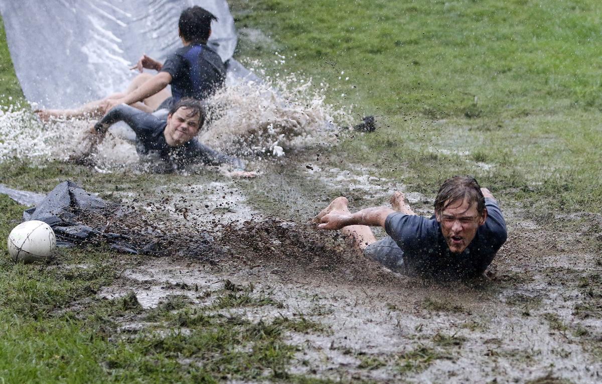 Niños jugando en el terreno lleno de barro por las inundaciones, en Australia