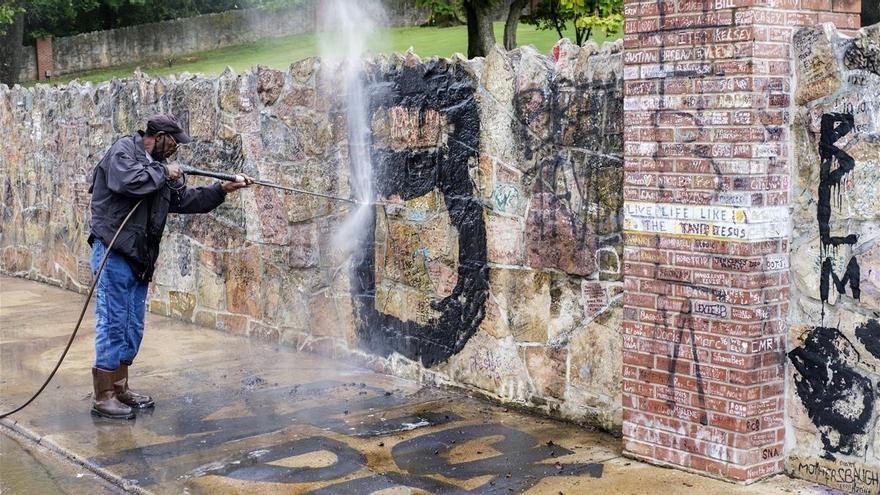 Los muros de Graceland aparecen con pintadas del &#039;Black Lives Matter&#039;