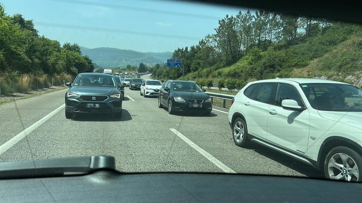 Vista de las retenciones desde la parte trasera de uno de los vehículos afectados.