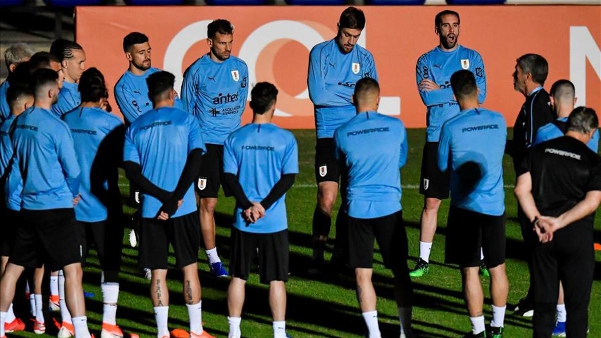 Uruguay piensa en el debut con Ecuador