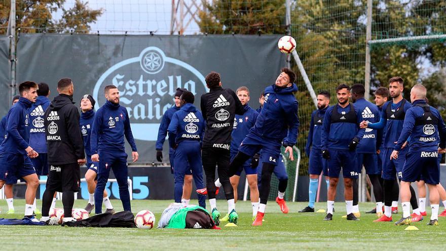 Los jugadores del Celta entrenan en A Madroa // MARTA G. BREA