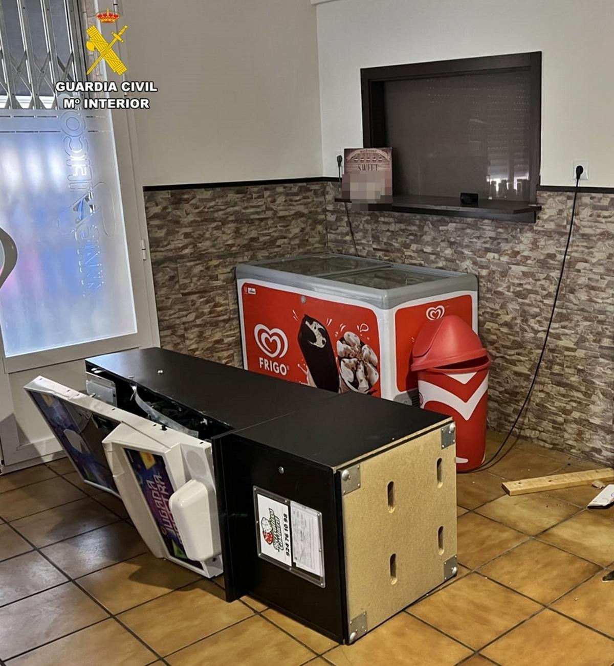 Imagen de la máquina forzada para el robo del dinero que se hallaba en su interior.