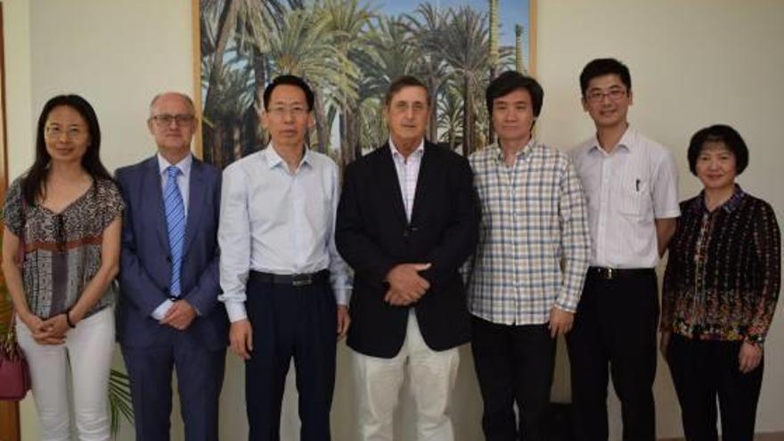 Representantes de la universidad china con el rector, Jesús Pastor, y el vicerrector Javier Micol.