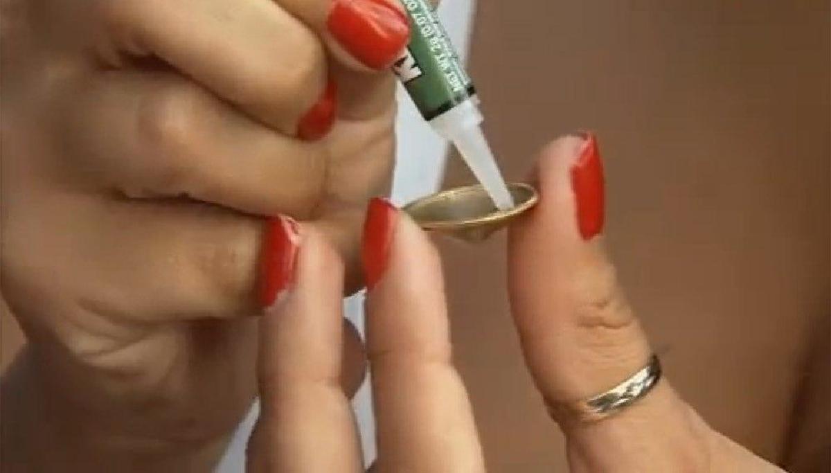 Mano de la Noemi con superglue