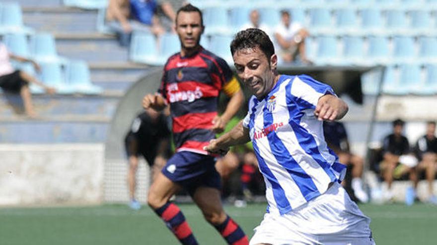 Jesús Perera avanza con el esférico en un partido con el Atlético Baleares.