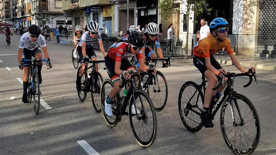 Ciclistas en el I Trofeo Sáez Rialda de Canals.