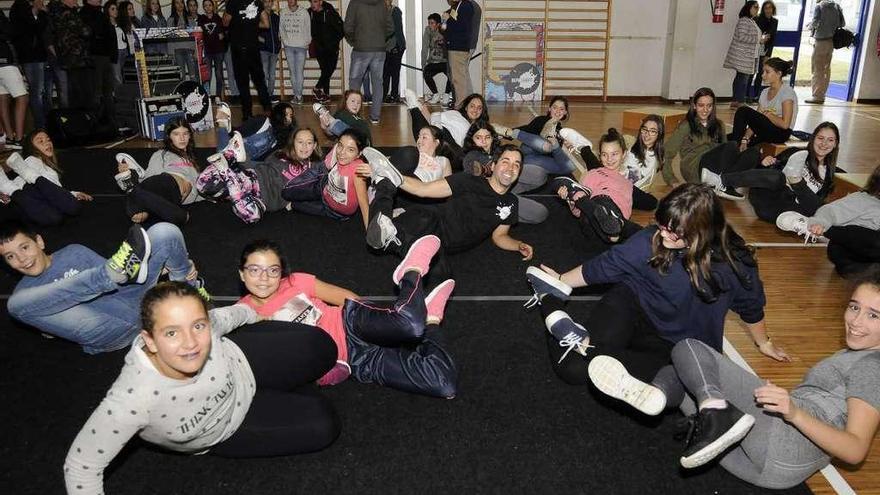 Jóvenes en plena práctica de &#039;breakdance&#039;, con Pablo Castiñeiro en el centro. // Bernabé/Javier Lalín