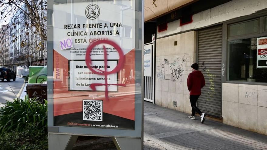 Uno de los carteles, con pintadas feministas.