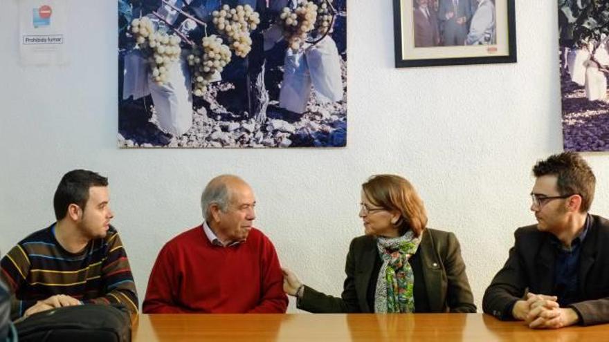 La consellera de Agricultura, con la uva del Vinalopó