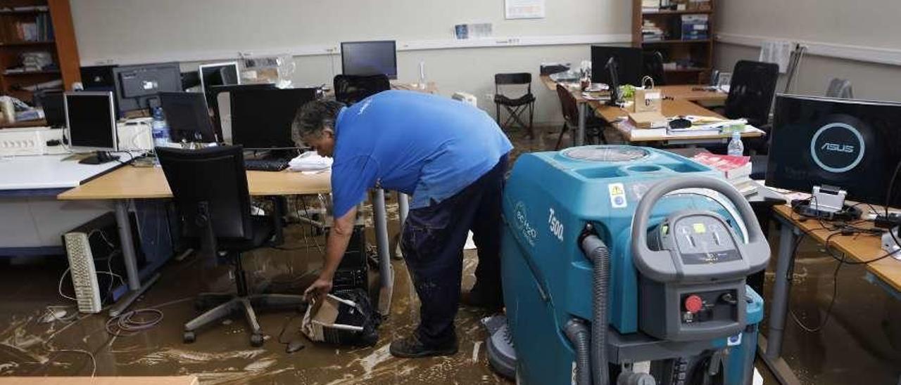 Labores de limpieza en una de las aulas anegadas.