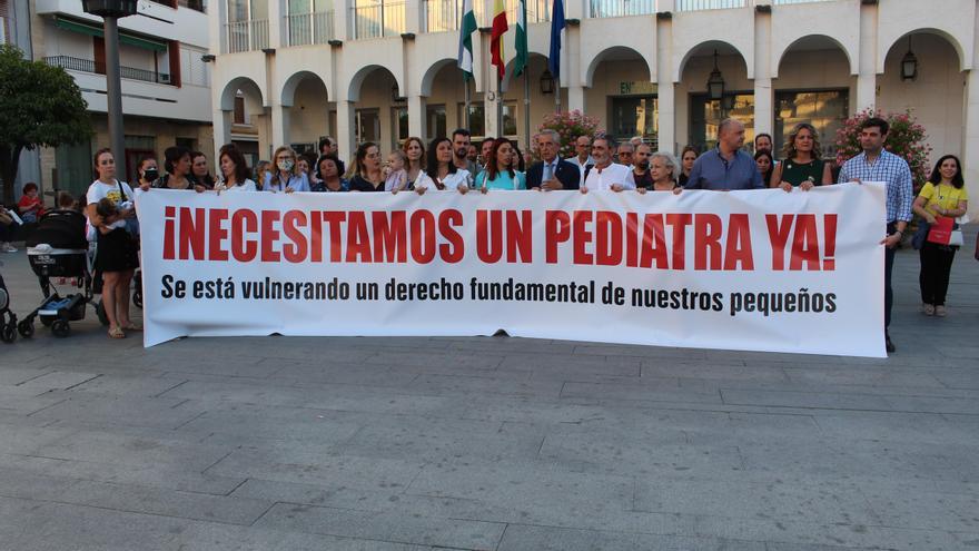 Protesta por la falta de pediatra en Lucena