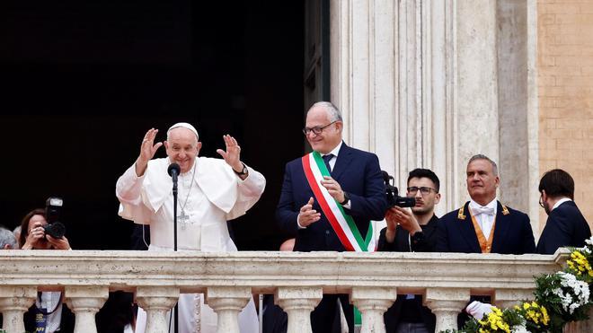 El Papa Francisco y el alcalde de Roma, Roberto Gualtieri, en la Piazza del Campidoglio de Roma