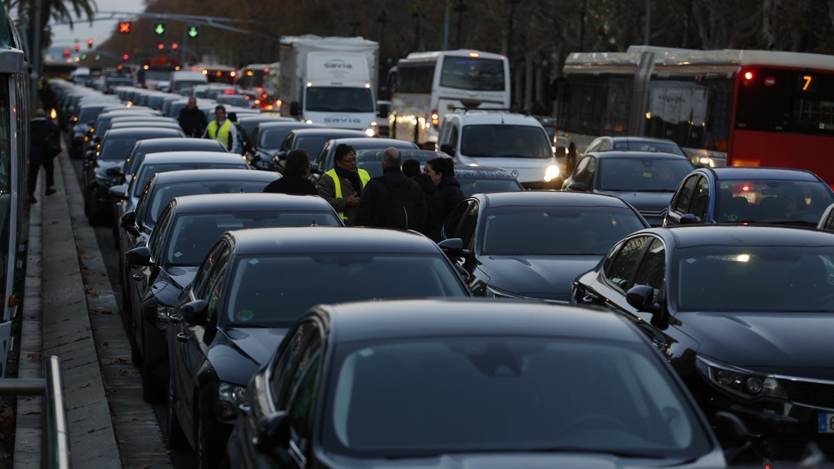 La movilización de VTC en la Diagonal de Barcelona, vista desde el tranvía.