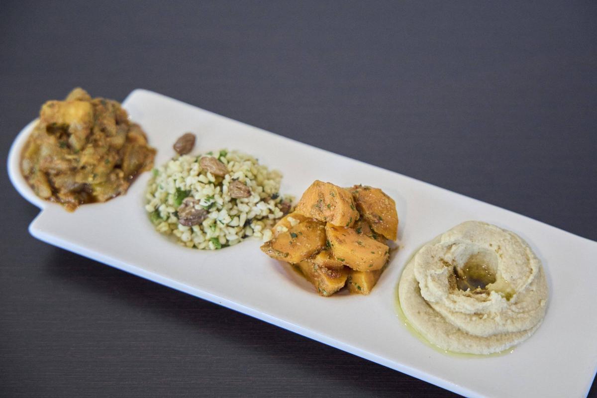 Assortiment d’amanides marroquines: pastanaga, albergínia, hummus i tabulé.