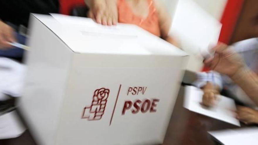 Una mesa de votación durante las primarias que el PSPV celebró el pasado domingo con la victoria de Ximo Puig.