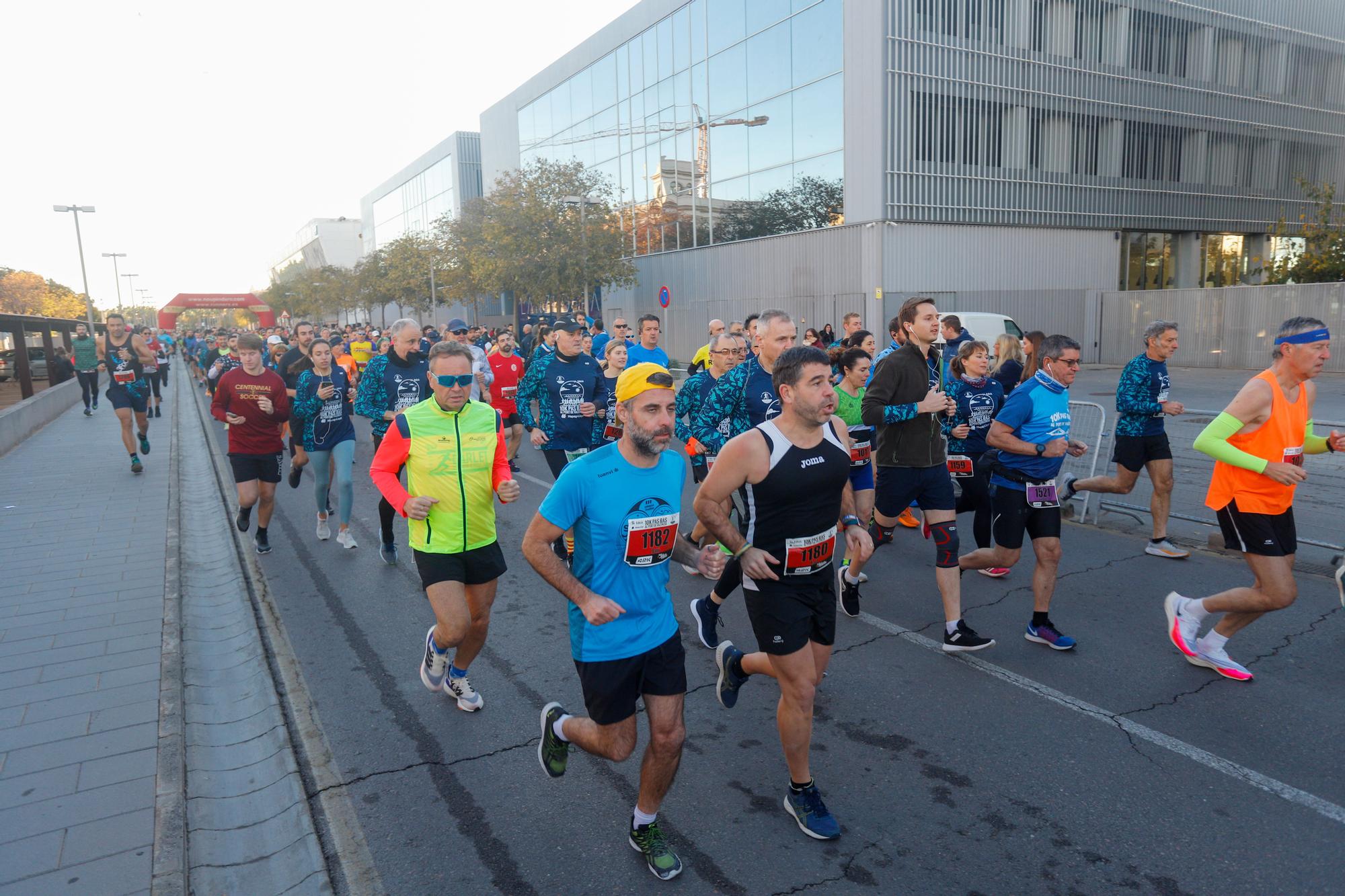 El Pas Ras al Port llena de corredores la Marina de València