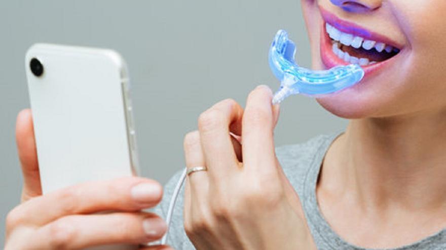 Estos son los riesgos de realizarse un blanqueamiento dental sin supervisión
