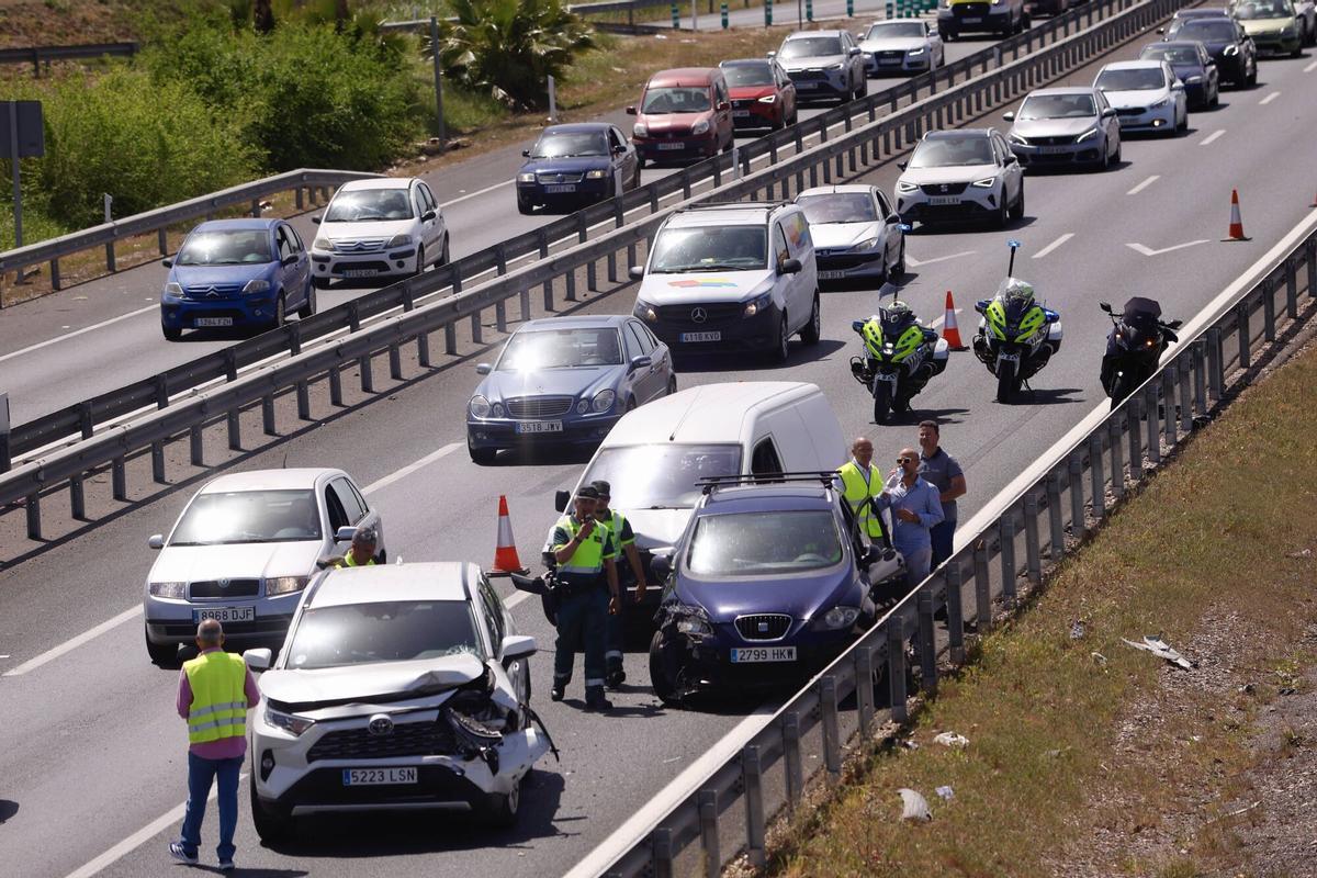 Accidente varios vehículos en la A4 a su paso por Córdoba dirección Madrid. Tráfico, Guardia Civil
