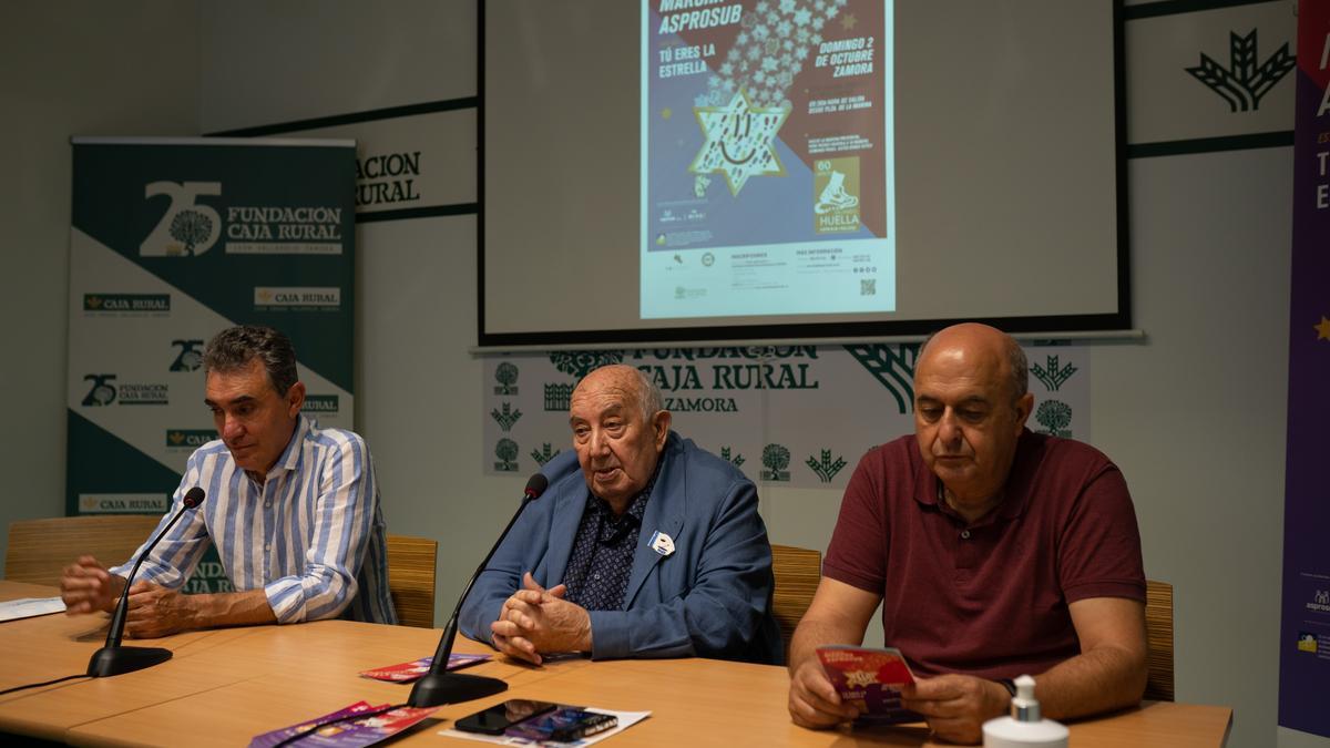 Isidro Deza, Patricio Santana y Feliciano Ferrero, en la presentación de la 37 Marcha de Asprosub