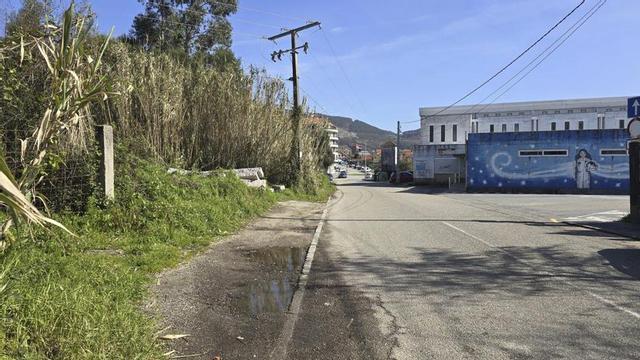 Los terrenos de A Xunqueira A-2 (izda.) en As Raíñas, por detrás del colegio Reibón. |