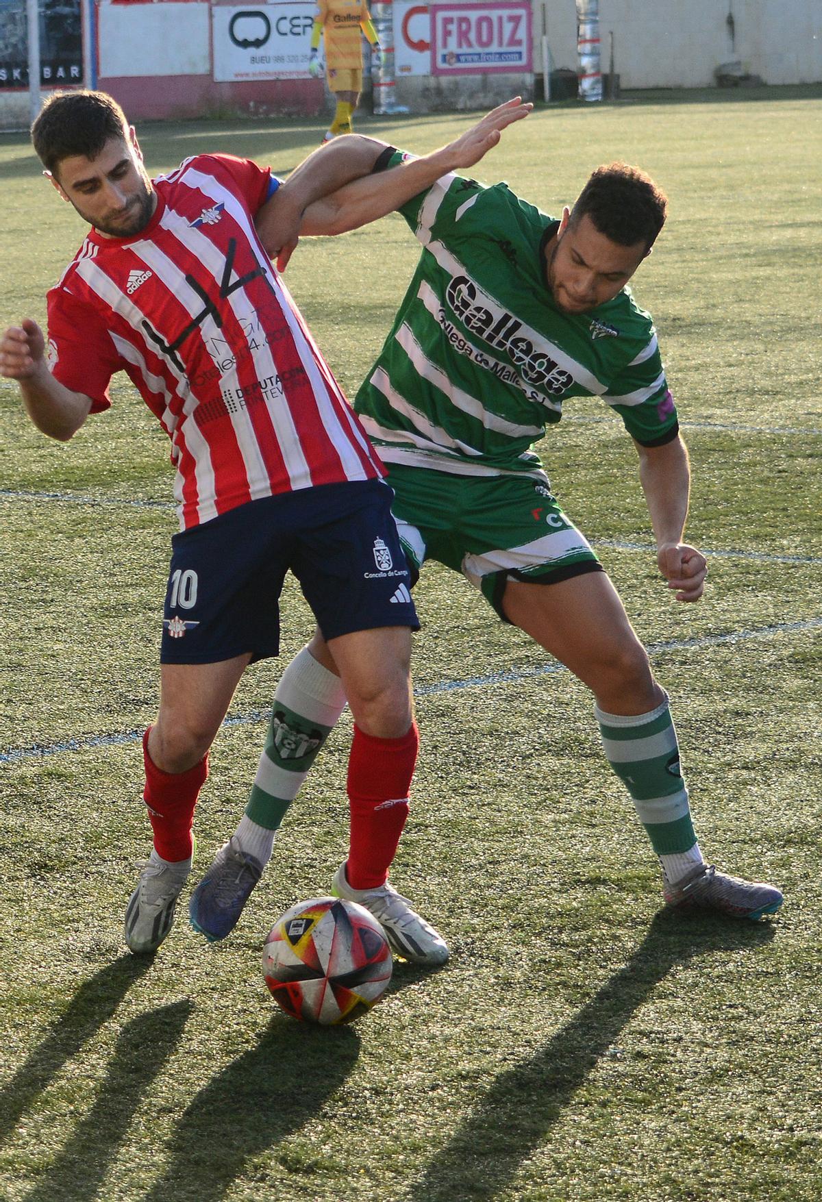 Mauro pugna por un rival en una acción del duelo entre Alondras y Paiosaco.