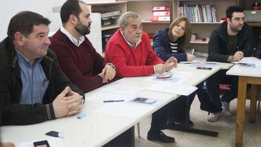 Sacristán, en el centro, durante una reunión de la ejecutiva provincial del PSOE coruñés.