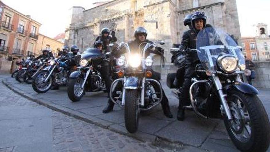 Varios motoristas en la Plaza Mayor de Zamora