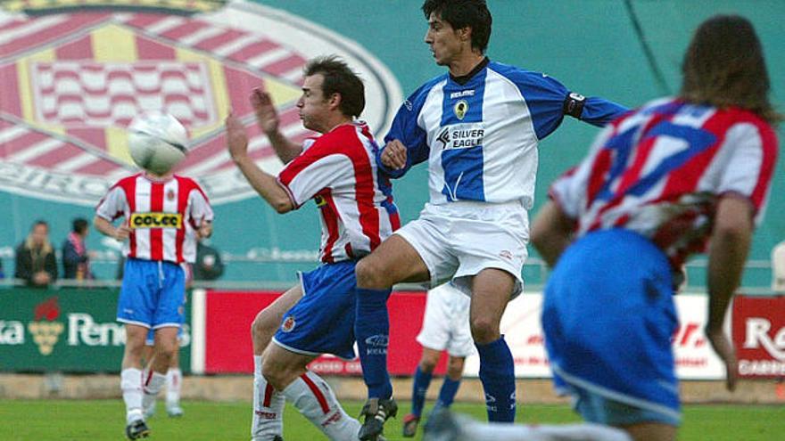 Iván Pérez és empès per Sergio Fernández en el partit de la 04-05.