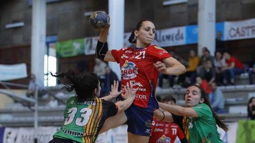 Sarai Sanmartín lanza a portería en un partido en O Porriño. // Alba Villar