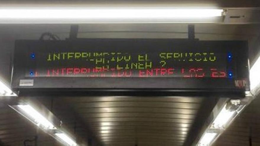 Un globo de helio colapsa el metro de Madrid