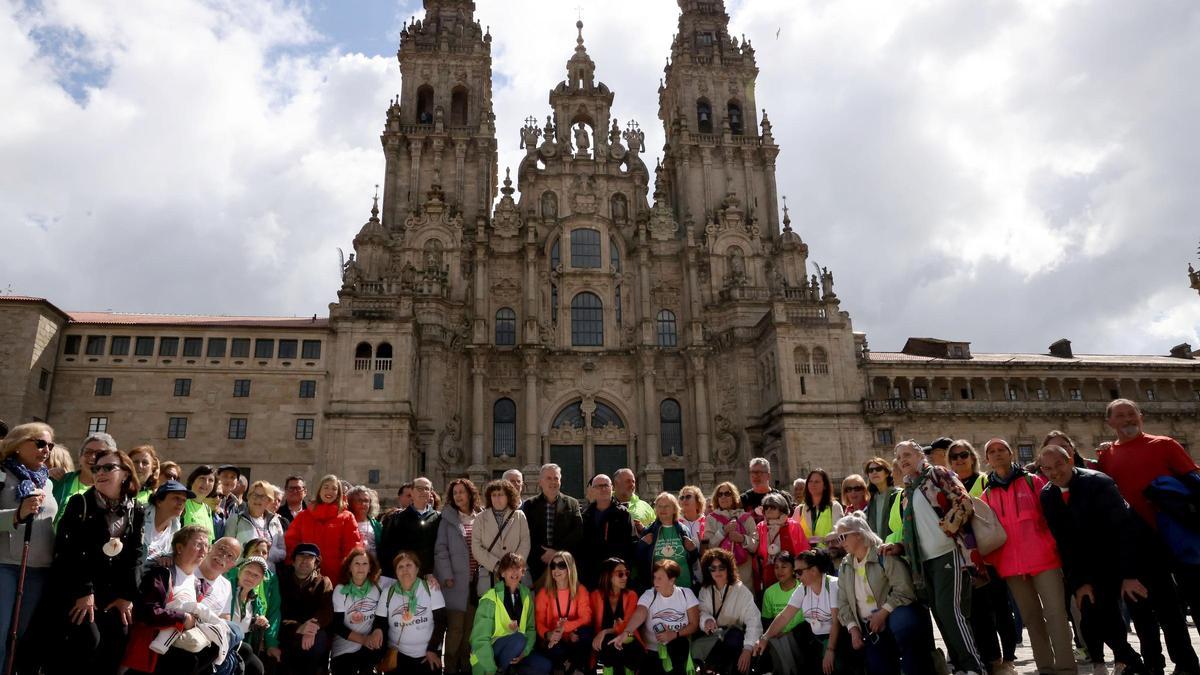 Los peregrinos de la AECC de la provincia de A Coruña con la alcaldesa de Santiago y el conselleiro de Sanidade