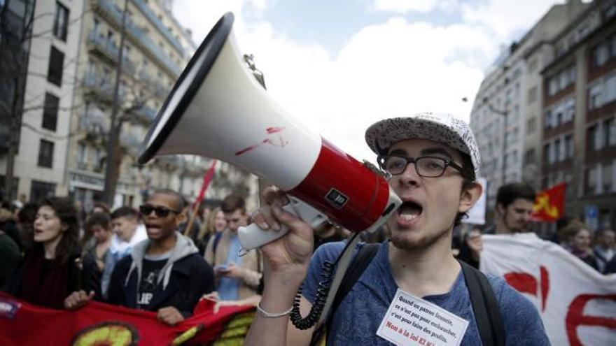 Estalla la tensión contra la reforma laboral en las calles de París