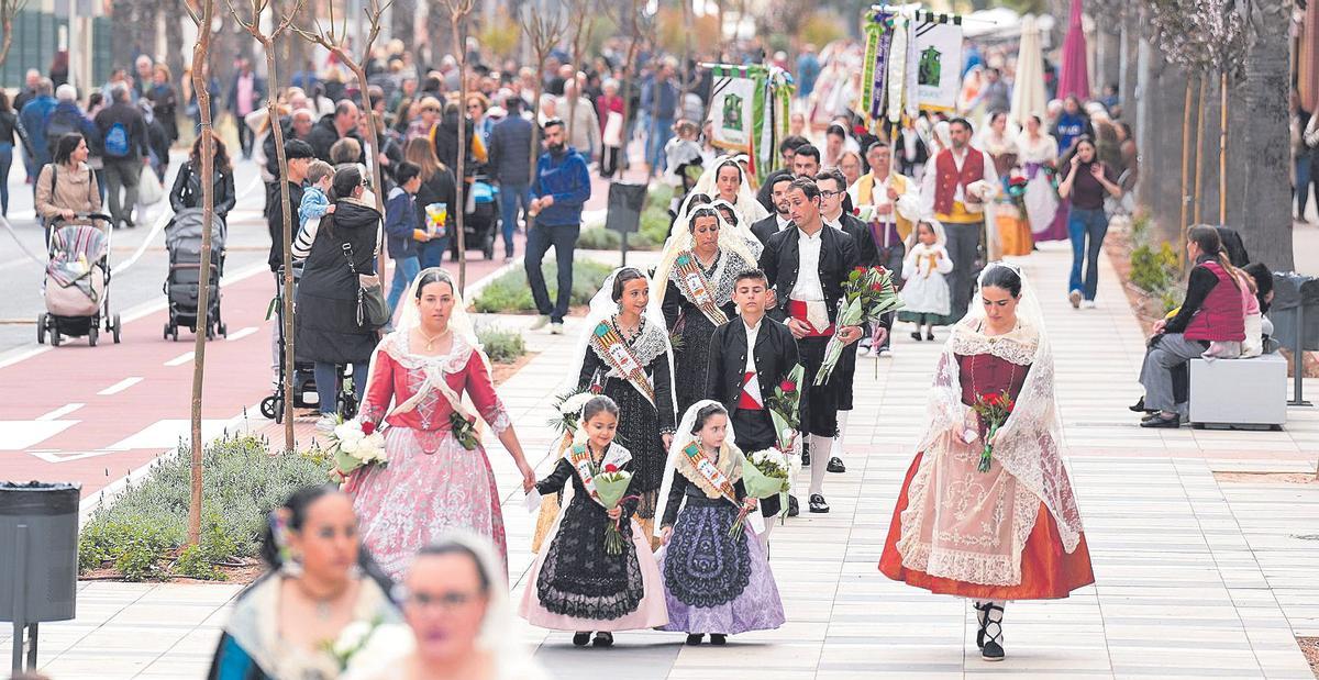 Imagen de archivo de la ofrenda a la patrona de Castelló, en 2023, a su paso por la avenida de Lledó.