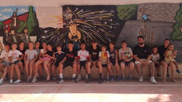 Diego y Sara organizaron actividades para los más pequeños durante la escuela de verano.  | SERVICIO ESPECIAL