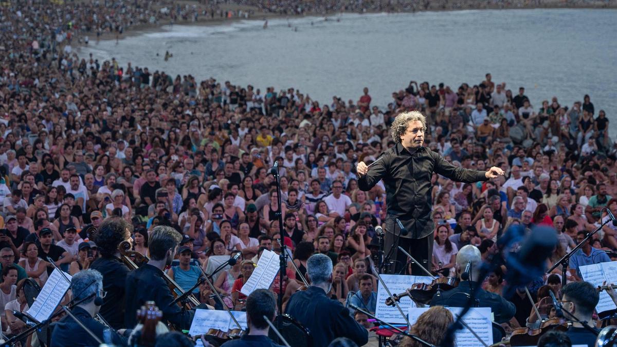 Dudamel dirige en la playa a la Sinfónica del Liceu