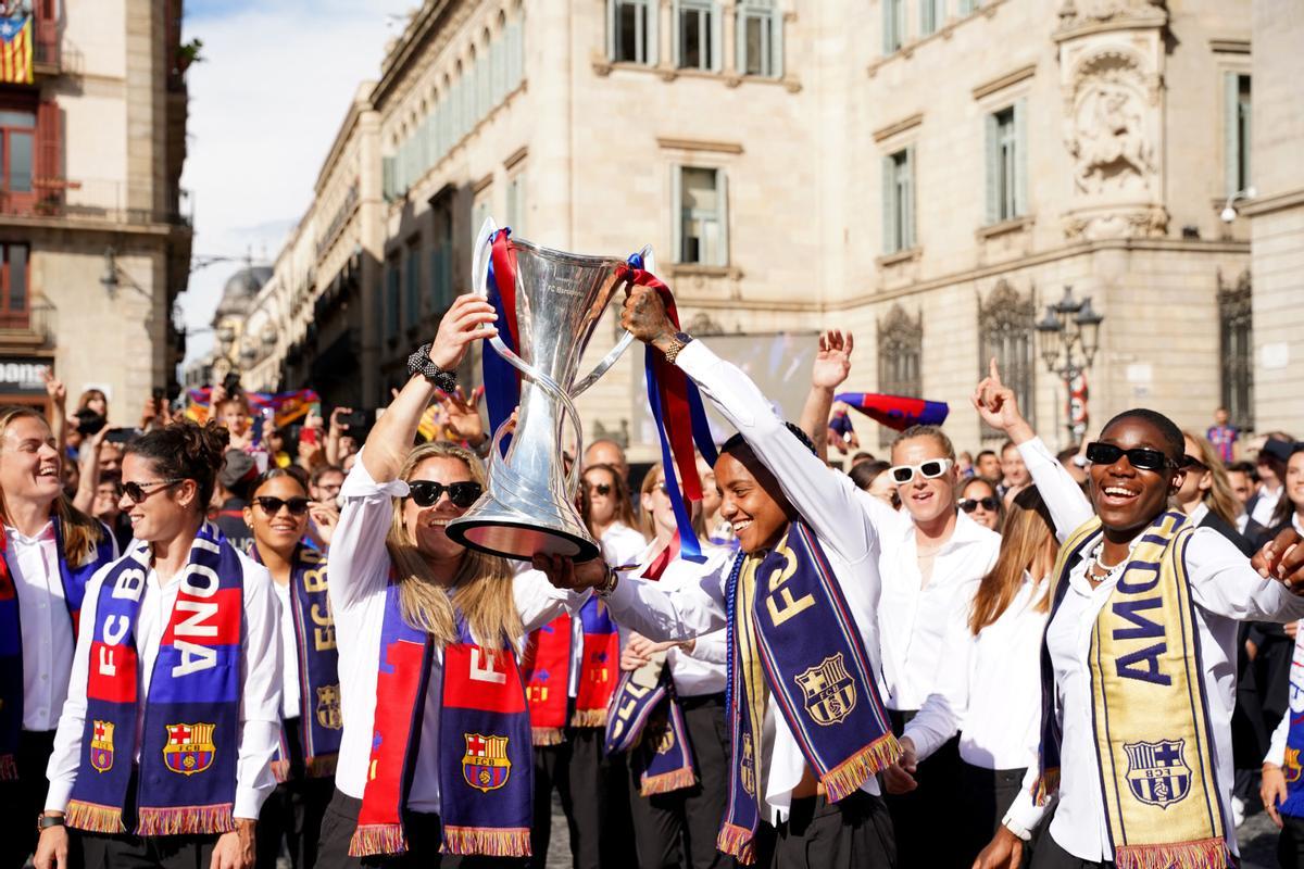El Barça femenino celebra en la plaça Sant jaume