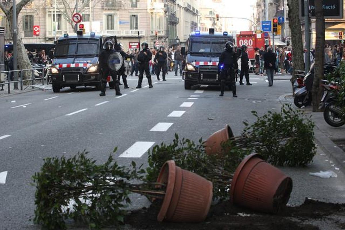 La policia talla el carrer a prop de la plaça d’Urquinaona.