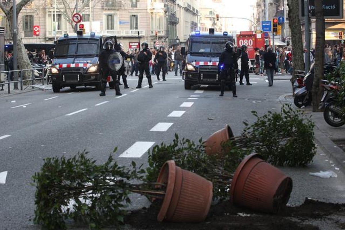 La policía corta la calle cerca de la plaza de Urquinaona.