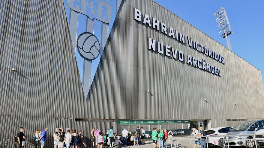 El inicio de la venta libre para el Córdoba CF-Real Betis en imágenes
