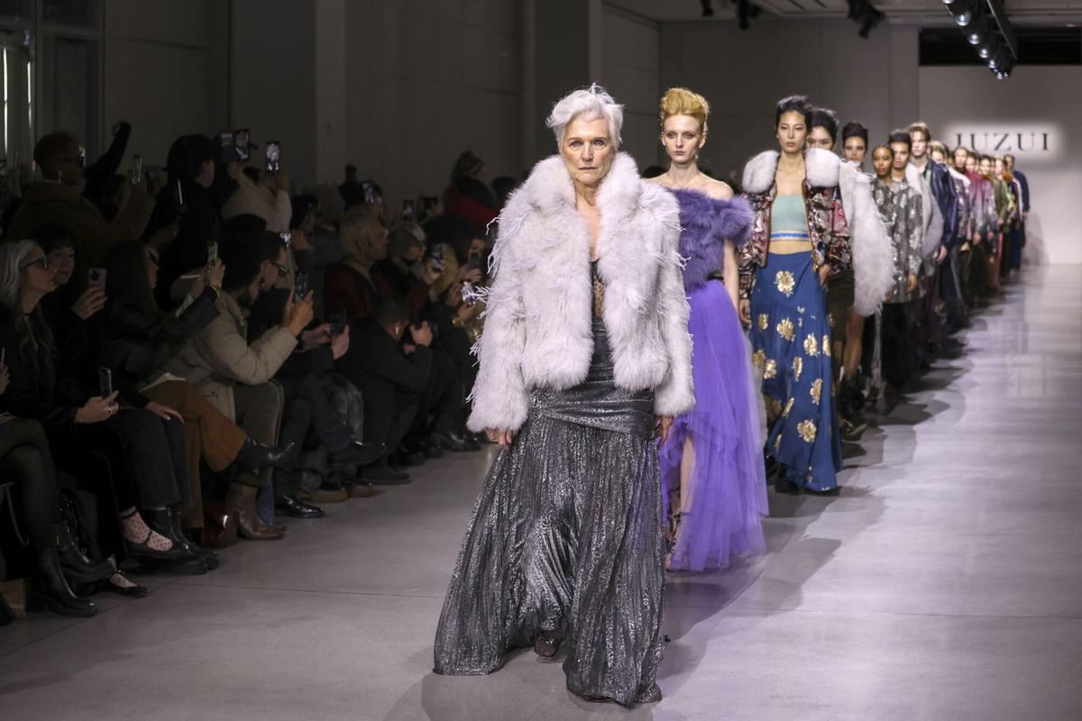 NEW YORK (United States), 07/02/2025.- Canadian-South African model Maye Musk (front) presents a creation by Chinese brand Juzui at the New York Fashion Week, in New York, New York, USA, 07 February 2025. (Moda, Nueva York) EFE/EPA/SARAH YENESEL