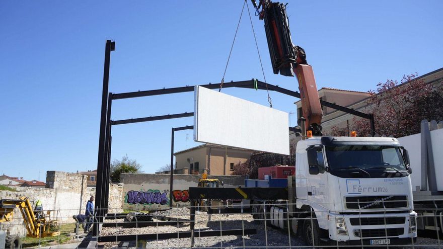 La carpa para los pasos de Semana Santa comienza a tomar forma