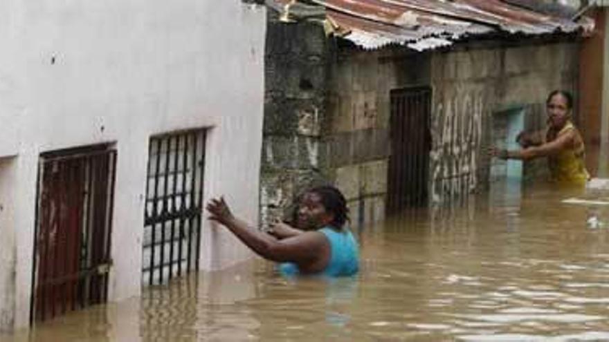 Dos mujeres intentan no ser arrastradas en Haití.