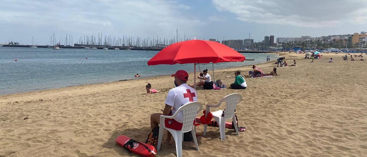 Un día en Las Canteras en esta Semana Santa 2021