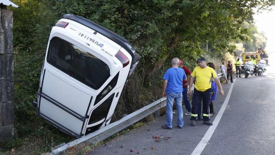 Tres heridos al salirse su coche de la vía, saltar el quitamiedos y volcar en Redondela