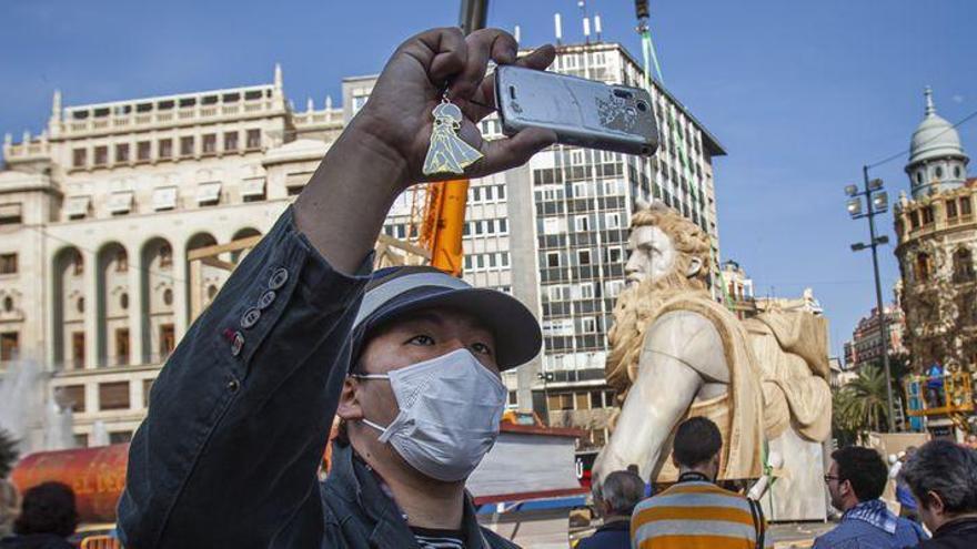 Sanidad mantiene la idea de no suspender Magdalena y Fallas pese al coronavirus