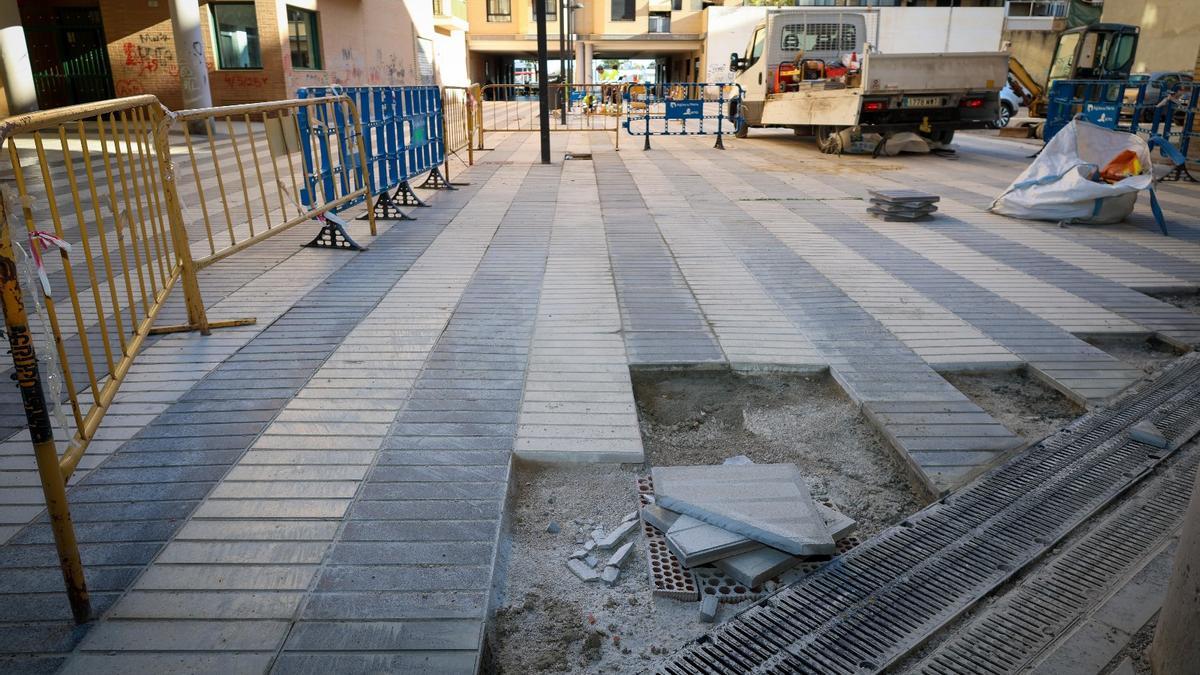 Las nuevas rejillas instaladas en el paseo