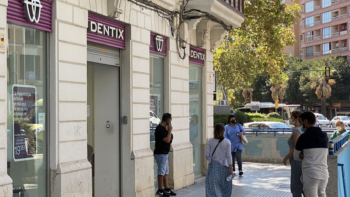 Clientes afectados por la quiebra de Dentix en Mallorca, ayer frente a la clínica de Alexandre Rosselló