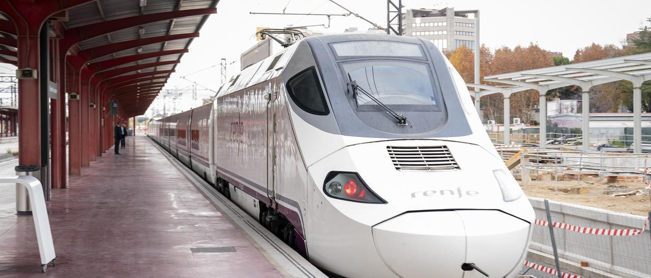 Tren Alvia inaugural de la Variante de Pajares en la estación de Madrid-Chamartín