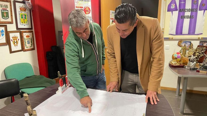 José Ramón Tuero muestra los planos del proyecto de ampliación a Jorge Guerrero.