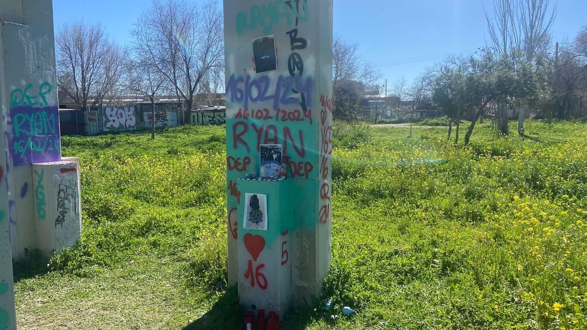 Puente bajo el que se reúnen los amigos de Rayan